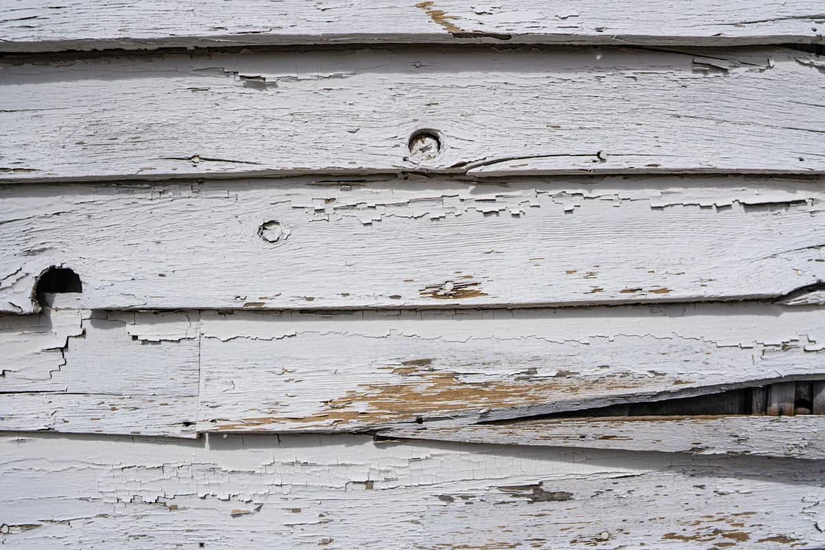 Cracked lap siding with peeling paint